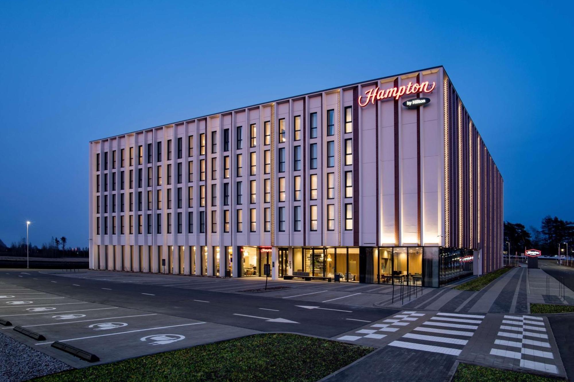 Hotel Hampton By Hilton Riga Airport Exterior foto