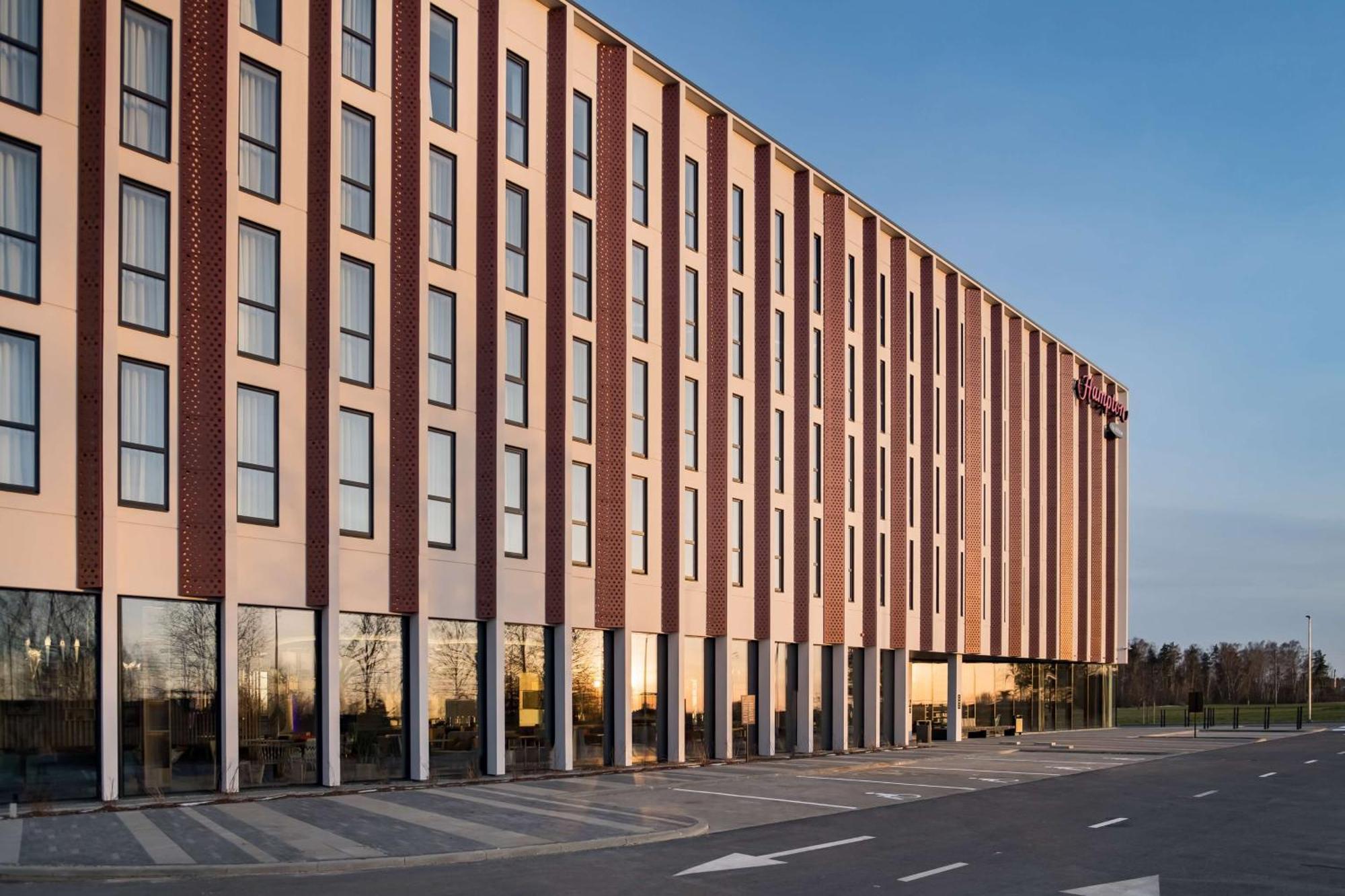 Hotel Hampton By Hilton Riga Airport Exterior foto